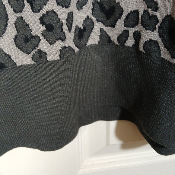 Isaac Mizrahi Animal Print Gray Black Sweater Large - Picture 5 of 7